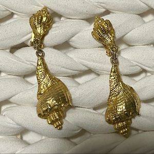 Vintage Gold Shell Clip on Earring